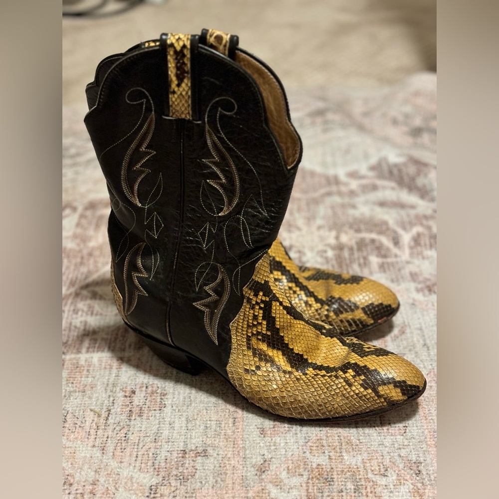 Vintage women’s snake skin cowboy boots, size 8